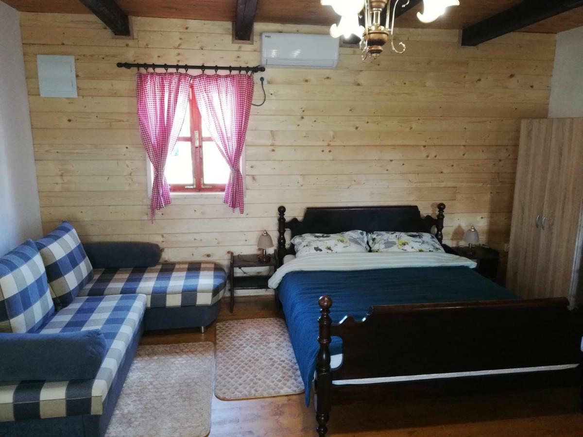 Pod Orehom Drvena Kuca I Sauna Hotell Krapina Exteriör bild